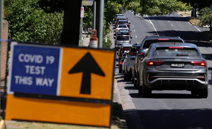 VICTORIA CORONAVIRUS COVID19, Members of the public are seen queuing in their cars on Elgar Road at a drive-through COVID-19 testing site at Deakin University Burwood Campus, Burwood in Melbourne, Tuesday, December 28, 2021. Victoria has recorded 2738 new COVID-19 cases and four deaths, but hospitalisations and ICU admissions are down. ( NO ARCHIVING, EDITORIAL USE ONLY, NO USE IN BOOKS WITHOUT CONSENT MELBOURNE VIC AUSTRALIA  Copyright: xCONxCHRONISx 20211228001609444612