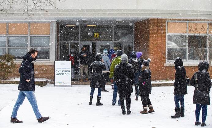(211227) -- TORONTO, Dec. 27, 2021 -- People wearing face masks line up to enter a COVID-19 vaccine clinic in Toronto, Ontario, Canada, on Dec. 27, 2021. Canada reported 18,230 new COVID-19 cases Monday noon, elevating the cumulative whole to 2,026,249 cases with 30,172 deaths, according to CTV. (Photo by Xinhua) CANADA-ONTARIO-COVID-19-CASES-2 MLN ZouxZheng