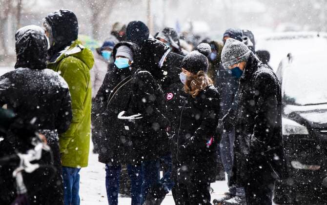 (211227) -- TORONTO, Dec. 27, 2021 -- People wearing face masks line up to enter a COVID-19 vaccine clinic in Toronto, Ontario, Canada, on Dec. 27, 2021. Canada reported 18,230 new COVID-19 cases Monday noon, elevating the cumulative whole to 2,026,249 cases with 30,172 deaths, according to CTV. (Photo by Xinhua) CANADA-ONTARIO-COVID-19-CASES-2 MLN ZouxZheng