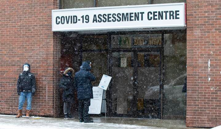 (211227) -- TORONTO, Dec. 27, 2021 -- People wearing face masks line up to enter a COVID-19 assessment center in Toronto, Ontario, Canada, on Dec. 27, 2021. Canada reported 18,230 new COVID-19 cases Monday noon, elevating the cumulative whole to 2,026,249 cases with 30,172 deaths, according to CTV. (Photo by Xinhua) CANADA-ONTARIO-COVID-19-CASES-2 MLN ZouxZheng