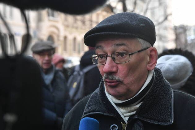 News Themen der Woche KW52 News Bilder des Tages Russia Memorial Centre Closing Trial 6733074 28.12.2021 Board member of Memorial International, Oleg Orlov speaks to the media during a hearing on a case to shut down the Memorial Human Rights Centre outside the Moscow city court, Russia. Memorial is one of the country s oldest and most prominent human rights groups founded by Soviet dissidents including Nobel Peace Prize laureate Andrei Sakharov in 1989. Russian prosecutors earlier this month asked the Supreme Court to shut the international branch of Memorial, labeled as a foreign agent in Russia, over legal and constitutional violations. Mikhail Voskresenskiy Sputnik Moscow Russia  Copyright: xMikhailxVoskresenskiyx