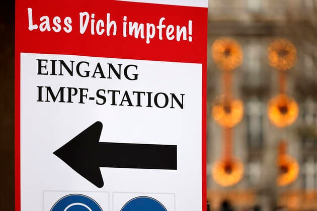 A sign shows interested people the way to a vaccination station at the Domforum. Topic image, symbol image Cologne, 25 12 2021 Foto:xC.xHardtx xFuturexImage