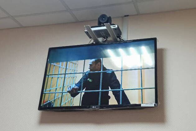 News Themen der Woche KW52 News Bilder des Tages VLADIMIR REGION, RUSSIA - DECEMBER 28, 2021: Russian opposition activist Alexei Navalny is seen on the screen during a hearing at the Petushki District Court. The court considers Navalny s complaint on conditions in the prison colony in the town of Pokrov where he is serving his 3,5-year sentence in the Yves Rocher case. Anna Ustinova TASS  TS11D93E