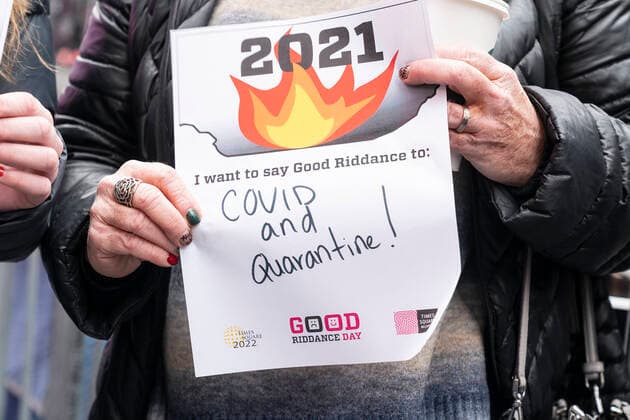 Bilder des Jahres 2021, News 12 Dezember News Bilder des Tages US: 15th Annual Good Riddance Day A woman from Rhode Island hold paper with a message to burn it in the incinerator set in Latin America tradition in the middle of Times Square during Good Riddance Day. For the first time this year, in keeping with the Latin American tradition of burning large dolls filled with good riddance messages, a burner was set up and fire started to burn people‘s messages of bad memories of 2021. Most messages were related to COVID-19 pandemic which people wanted to get rid of. New York New York United States Times Square Copyright: LevxRadin