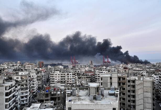 Bilder des Jahres 2021, News 12 Dezember News Themen der Woche KW52 News Bilder des Tages (211228) -- LATAKIA (SYRIA), Dec. 28, 2021 -- Smoke rises after an Israeli missile attack at the commercial seaport of Syria s coastal city of Latakia on Dec. 28, 2021, A fresh Israeli missile attack targeted the commercial seaport of Syria s coastal city of Latakia early Tuesday, the Syrian state news agency SANA reported. (Str Xinhua) SYRIA-LATAKIA-SEAPORT-ISRAEL-MISSILE ATTACK Stringer 