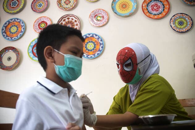 Bilder des Jahres 2021, News 12 Dezember News Bilder des Tages (211229) -- JAKARTA, Dec. 29, 2021 -- A medical worker wearing a superhero character mask administers a dose of COVID-19 vaccine to a child during vaccination for children aged 6 to 11 at RSIA Tambak Hospital in Jakarta, Indonesia, Dec. 29, 2021. ) INDONESIA-JAKARTA-COVID-19-CHILDREN-VACCINATION Zulkarnain 