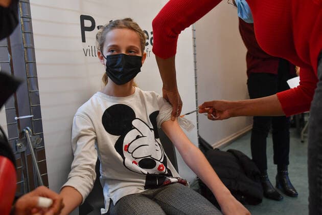 The vaccination campaign has began for children from 5 years old. Vaccination des enfants. La campagne vaccinale est desormais ouverte aux enfants, des 5 ans. Centre de vaccination Covid-19 de Palaiseau. 275928 2021-12-28 France  Copyright: xL.Urmanx xStarfacex STAR_275928_006