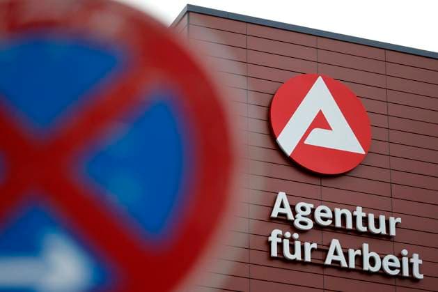 Arge-Logo an der Agentur für Arbeit in Ossendorf. Forscher befürchten aufgrund der Corona-Pandemie eine massive Steigerung der Kosten für Arbeitslosigkeit und deren Bekämpfung im Jahr 2022. (Themenbild, Symbolbild) Köln, 01.10.2021 *** Arge logo at the employment agency in Ossendorf Researchers fear a massive increase in the cost of unemployment and its control in 2022 due to the Corona pandemic Topic image, symbol image Cologne, 01 10 2021 Foto:xC.xHardtx xFuturexImage