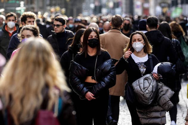 Italy: crowd of people in Naples A crowd of people, almost all wearing protective masks, in Via Toledo, in Naples, a city in southern Italy. Omicron is spreading, and the country is at risk of a halt to activities due to the many people in isolation because they have come into contact with the 600,000 infected. ABPH8294 Copyright: xAntonioxBalascox