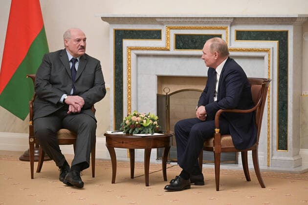 Bilder des Jahres 2021, News 12 Dezember News Bilder des Tages ST PETERSBURG, RUSSIA â€“ DECEMBER 29, 2021: Belarus President Alexander Lukashenko (L) and Russia s President Vladimir Putin meet for talks at the Konstantinovsky Palace. Alexei Nikolsky Russian Presidential Press and Information Office TASS  TS11DAF8