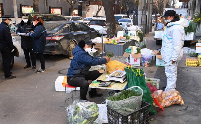 (211229) -- XI AN, Dec. 29, 2021 -- A temporary vegetable market is set up near a community under closed-off management in Xi an, capital of northwest China s Shaanxi Province, Dec. 29, 2021. Authorities in Xi an have upgraded epidemic control and prevention measures starting Monday, ordering all residents to stay indoors and refrain from gatherings except when taking nucleic acid tests. Daily necessities of residents were guaranteed every day through delivery services. ) CHINA-SHAANXI-XI AN-COVID-19-DAILY SUPPLIES DELIVERY (CN) TaoxMing 