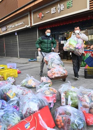 (211229) -- XI AN, Dec. 29, 2021 -- Supermarket employees package vegetables to be delivered to households under closed-off management in Xi an, capital of northwest China s Shaanxi Province, Dec. 29, 2021. Authorities in Xi an have upgraded epidemic control and prevention measures starting Monday, ordering all residents to stay indoors and refrain from gatherings except when taking nucleic acid tests. Daily necessities of residents were guaranteed every day through delivery services. ) CHINA-SHAANXI-XI AN-COVID-19-DAILY SUPPLIES DELIVERY (CN) TaoxMing 
