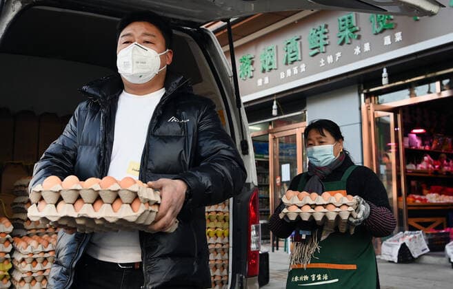 (211229) -- XI AN, Dec. 29, 2021 -- Supermarket employees deliver eggs to households under closed-off management in Xi an, capital of northwest China s Shaanxi Province, Dec. 29, 2021. Authorities in Xi an have upgraded epidemic control and prevention measures starting Monday, ordering all residents to stay indoors and refrain from gatherings except when taking nucleic acid tests. Daily necessities of residents were guaranteed every day through delivery services. ) CHINA-SHAANXI-XI AN-COVID-19-DAILY SUPPLIES DELIVERY (CN) TaoxMing 