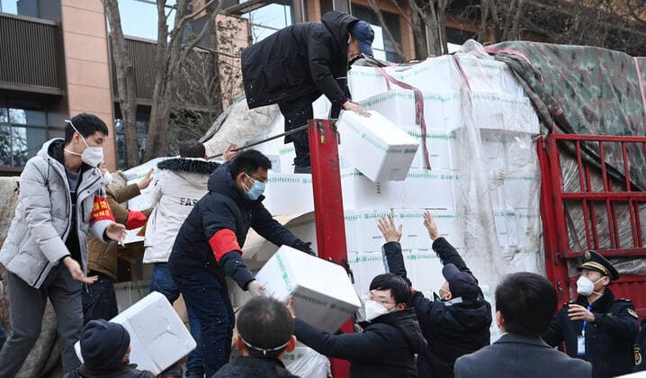 (211229) -- XI AN, Dec. 29, 2021 -- Subdistrict office staff carry daily necessities to be delivered to households under closed-off management in Xi an, capital of northwest China s Shaanxi Province, Dec. 29, 2021. Authorities in Xi an have upgraded epidemic control and prevention measures starting Monday, ordering all residents to stay indoors and refrain from gatherings except when taking nucleic acid tests. Daily necessities of residents were guaranteed every day through delivery services. ) CHINA-SHAANXI-XI AN-COVID-19-DAILY SUPPLIES DELIVERY (CN) LiuxXiao 