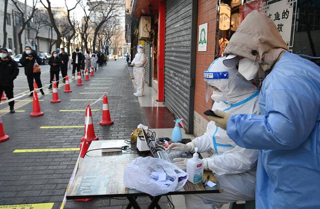 News Themen der Woche KW52 News Bilder des Tages (211229) -- XI AN, Dec. 29, 2021 -- People queue up to take nucleic acid testing at a testing site in Xi an, capital of northwest China s Shaanxi Province, Dec. 29, 2021. Authorities in Xi an have upgraded epidemic control and prevention measures starting Monday, ordering all residents to stay indoors and refrain from gatherings except when taking nucleic acid tests. ) CHINA-SHAANXI-XI AN-COVID-19-RESURGENCE (CN) TaoxMing 