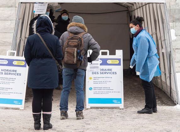 December 29, 2021, Montreal, PQ, Canada: People wait in line at a COVID-19 testing and vaccination site in Montreal, Wednesday, December 29, 2021, as the COVID-19 pandemic continues in Canada. Montreal Canada  - ZUMAc35_ 20211229_zaf_c35_005 Copyright: xGrahamxHughesx