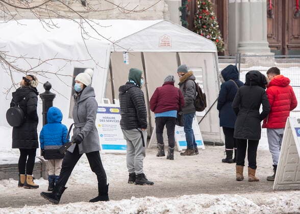 December 29, 2021, Montreal, PQ, Canada: People wait in line at a COVID-19 testing and vaccination site in Montreal, Wednesday, December 29, 2021, as the COVID-19 pandemic continues in Canada. Montreal Canada  - ZUMAc35_ 20211229_zaf_c35_006 Copyright: xGrahamxHughesx