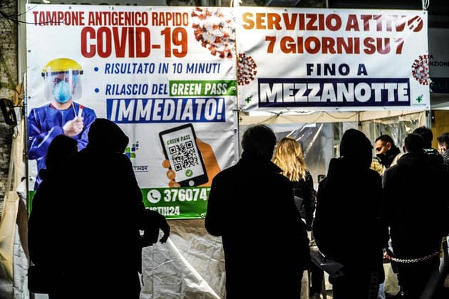 News Bilder des Tages December 29, 2021, Napoli: People waiting to take a swab outside a pharmacy, Naples, Italy, 29 December 2021. There are 1,029,429 molecular and antigenic swabs for the coronavirus carried out in the last 24 hours in Italy, according to data from the Ministry of Health. Yesterday there were 1,034,677. The positivity rate rises to 9.5%, up from 7.57% yesterday.. ANSA CESARE ABBATE Napoli - ZUMAa110 20211229_zaf_a110_023 Copyright: xCesarexAbbatex