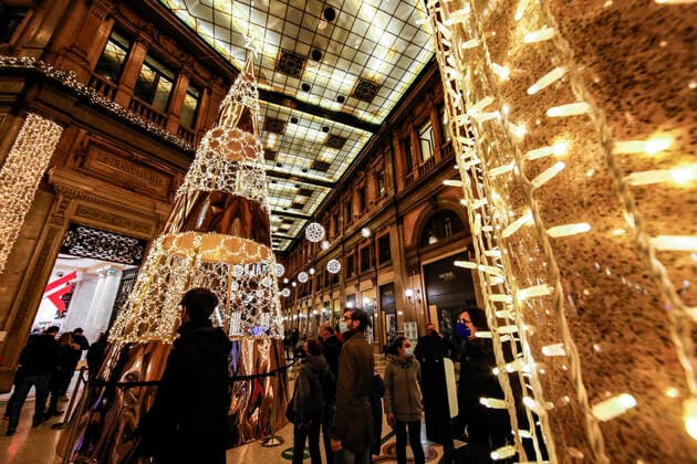 December 29, 2021, ROME, ITALY: People walking in the center of Rome in Galleria Alberto Sordi, Rome 29 December 2021. New restrictions to counter the spread of Covid-19 require the use of a protective mask even outdoors..ANSA FABIO FRUSTACI ROME ITALY - ZUMAa110 20211229_zaf_a110_024 Copyright: xFabioxFrustacix