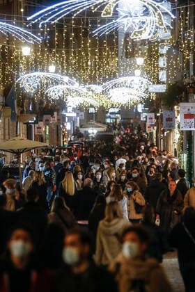 December 29, 2021, ROME, ITALY: People walking in the center of Rome on via Frattina, Rome 29 December 2021. New restrictions to counter the spread of Covid-19 require the use of a protective mask even outdoors..ANSA FABIO FRUSTACI ROME ITALY - ZUMAa110 20211229_zaf_a110_026 Copyright: xFabioxFrustacix