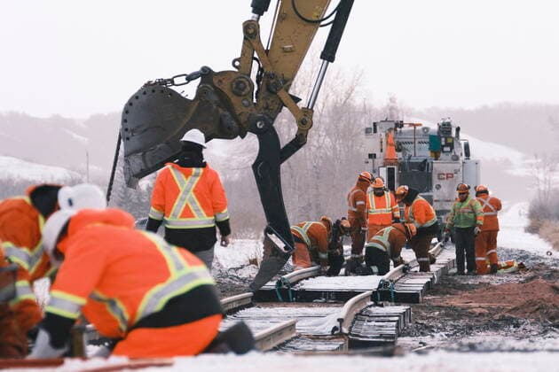December 29, 2021, Craven, SK, Canada: Workers repair the tracks at the site of a CP train derailment near Craven, Sask. on Wednesday, Dec. 29, 2021. Craven Canada  - ZUMAc35_ 20211229_zaf_c35_015 Copyright: xMichaelxBellx