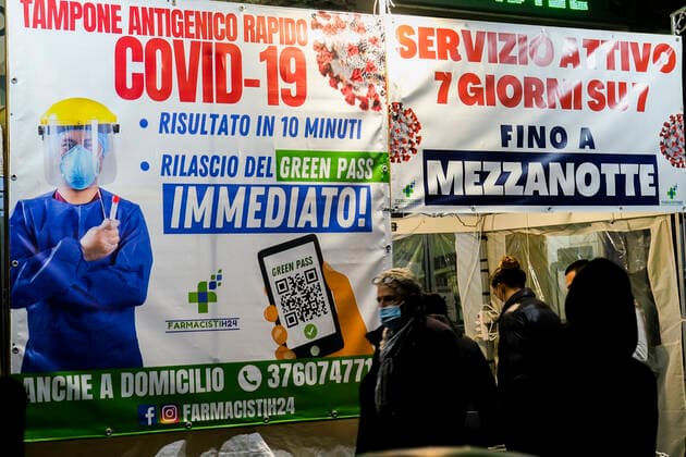 Italy: Napoli, row for swabbing People waiting to take a swab outside a pharmacy, Naples 29 December 2021. There were 1,029,429 molecular and antigenic swabs for the coronavirus carried out in the last 24 hours in Italy, according to data from the Ministry of Health. Yesterday there were 1,034,677. The positivity rate rises to 9.5%, compared to 7.57% yesterday. ABAP5355 Copyright: xAntonioxBalascox