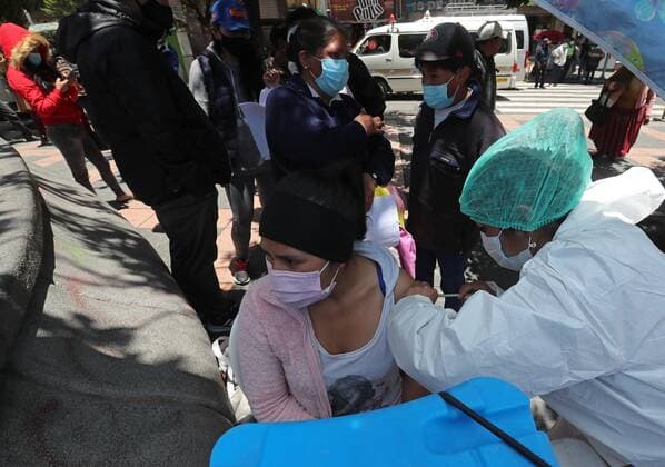 A person receives a vaccine against covid19 today, in La Paz, Bolivia, 29 December 2021. Three Bolivian cities determined this Wednesday to suspend the permits for the New Year s Eve parties due to the explosion of covid-19 infections in this fourth wave that reached close to 5,000 daily cases, a record number in the entire pandemic. EFE Martin Alipaz Three Bolivian cities suspend parties due to the explosion of covid cases !ACHTUNG: NUR REDAKTIONELLE NUTZUNG!  Copyright: xMartinxAlipazx AME6581 20211229-48c79a9f60f1015fff2fa61fd26d6b65c45a2333