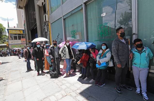 Several people are lining up to receive a dose of the covid19 vaccine today, in La Paz, Bolivia, 29 December 2021. Three Bolivian cities determined this Wednesday to suspend the permits for the New Year s Eve parties due to the explosion of covid-19 infections in this fourth wave that reached close to 5,000 daily cases, a record number in the entire pandemic. EFE Martin Alipaz Three Bolivian cities suspend parties due to the explosion of covid cases !ACHTUNG: NUR REDAKTIONELLE NUTZUNG!  Copyright: xMartinxAlipazx AME6585 20211229-de0a0132973a0e8d7aa740e040563bc00691438c