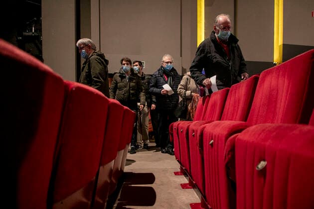People arrive for the Demain c etait mieux. Non peut-etre show at the Centre Culturel venue in Auderghem - Oudergem, Brussels on Wednesday 29 December 2021. Yesterday the Council of State (Raad Van State - Conseil d Etat) overturned the decision to close theaters as a corona-measure.  HATIMxKAGHAT 3163854