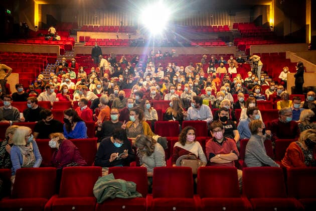 News Bilder des Tages The audience pictured at the Demain c etait mieux. Non peut-etre show at the Centre Culturel venue in Auderghem - Oudergem, Brussels on Wednesday 29 December 2021. Yesterday the Council of State (Raad Van State - Conseil d Etat) overturned the decision to close theaters as a corona-measure.  HATIMxKAGHAT 3163874