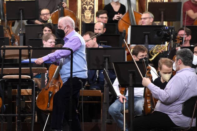 (211229) -- VIENNA, Dec. 29, 2021 -- Daniel Barenboim (L, Front), conductor of the 2022 Vienna Philharmonic New Year s Concert, prepares to start a rehearsal with the Vienna Philharmonic in the Golden Hall of the Musikverein in Vienna, Austria, on Dec. 29, 2021. Started in 1939, the New Year s Concert by the Vienna Philharmonic is one of the most prestigious concerts in the world. ) AUSTRIA-VIENNA-NEW YEAR S CONCERT-REHEARSAL GuoxChen 