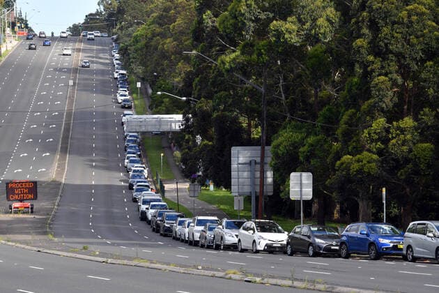 NSW CORONAVIRUS COVID19, Members of the public queue in their cars for Covid19 PCR tests at a clinic at North Ryde in Sydney, Thursday, December 30, 2021. A spiralling outbreak of COVID-19 is swamping contact tracers, overwhelming testing sites and affecting flight schedules as authorities reintroduce mask rule. ( NO ARCHIVING, EDITORIAL USE ONLY, NO USE IN BOOKS WITHOUT CONSENT SYDNEY NSW AUSTRALIA  Copyright: xMICKxTSIKASx 20211230001609749376
