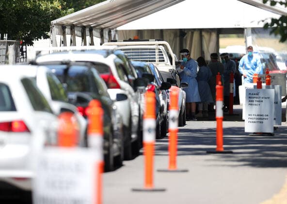 VICTORIA CORONAVIRUS COVID19, Members of the public queue in their cars at a drive-through COVID-19 testing site at Albert Park, in Melbourne, Thursday, December 30, 2021. Victorian travellers getting tested to cross state borders are being asked not to show up at testing sites until after midday in an effort to ease pressure on the system. ( NO ARCHIVING, EDITORIAL USE ONLY, NO USE IN BOOKS WITHOUT CONSENT MELBOURNE VIC AUSTRALIA  Copyright: xCONxCHRONISx 20211230001609768849
