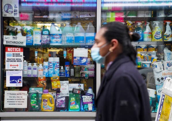 (211230) -- NEW YORK, Dec. 30, 2021 -- A pedestrian walks past a shopwindow displaying face masks and disinfection products in the Queens borough of New York, United States, Dec. 29, 2021. New York state recorded 67,090 new COVID-19 cases on Tuesday with a test positive rate of 18.5 percent, Governor Kathy Hochul announced on Wednesday. ) U.S.-NEW YORK-COVID-19-CASES WangxYing 