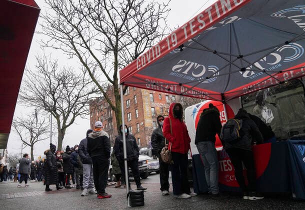 (211230) -- NEW YORK, Dec. 30, 2021 -- People wait for COVID-19 test in the Queens borough of New York, United States, Dec. 29, 2021. New York state recorded 67,090 new COVID-19 cases on Tuesday with a test positive rate of 18.5 percent, Governor Kathy Hochul announced on Wednesday. ) U.S.-NEW YORK-COVID-19-CASES WangxYing 