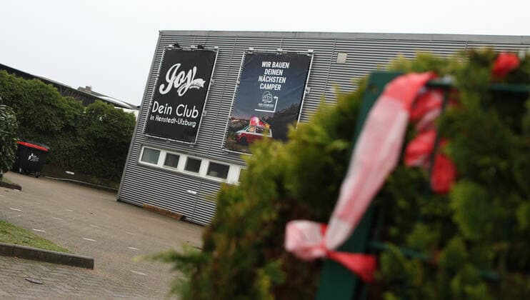 Die Diskothek Joy am Kirchweg 119 in Henstedt-Ulzburg. Wie der Infektionsschutz des Kreises Segeberg am 29. Dezember mitgeteilt hat, müssen sich alle Personen, die an Heiligabend und oder am ersten Weihnachtsfeiertag den Club besucht haben, sich unmittelbar in Quarantäne zu begeben. Laut dem Gesundheitsamt wurde bei mindestens einem der Besucher der Partys eine Corona-Infektion mit Verdacht auf die Omikron-Variante bestätigt. Deswegen müssen sich auch genesene und geimpfte Kontaktpersonen für 14 Tage isolieren. Nach Angaben von Joy-Geschäftsführer Joey Claussen handelt es sich insgesamt rund 820 Personen, die an beiden Tagen seine Disco besucht haben. Es wurde an beiden Tagen nach der 2G-Plus-Regelung verfahren. Laut dem Kreis