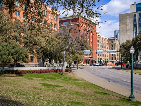 IMAGO History, Ermordung von US-Präsident John F. Kennedy in Dallas, 1963 Dealey Plaza, with grassy knoll and Texas Schoolbook depository , the location of the assassination of United States President John F. Kennedy Dallas Texas USA Copyright: xEdwinxRemsbergx ere_remsberg_2103050121