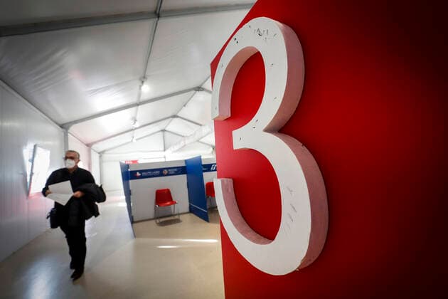 News Bilder des Tages December 30, 2021, Roma, Italia: Health workers administer a Pfizer COVID-19 and Moderna COVID-19 vaccines booster shot at the COVID-19 vaccination hub of Termini station, in Rome, Italy, 30 Decemberr 2021. ANSA GIUSEPPE LAMI Roma Italia - ZUMAa110 20211230_zaf_a110_009 Copyright: xGiuseppexLamix