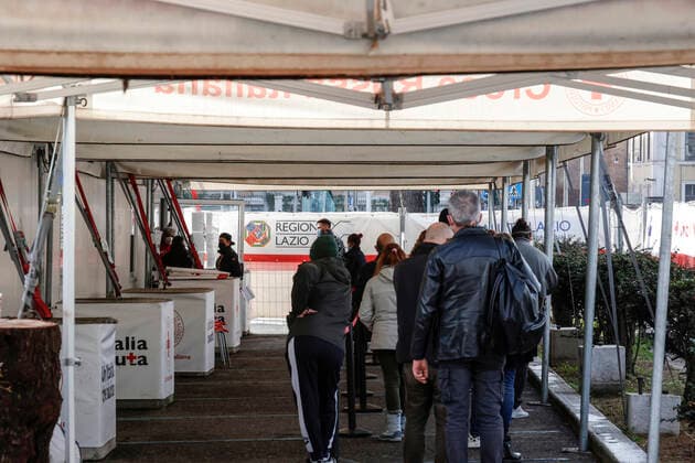 December 30, 2021, Roma, Italia: Health workers administer a Pfizer COVID-19 and Moderna COVID-19 vaccines booster shot at the COVID-19 vaccination hub of Termini station, in Rome, Italy, 30 Decemberr 2021. ANSA GIUSEPPE LAMI Roma Italia - ZUMAa110 20211230_zaf_a110_011 Copyright: xGiuseppexLamix