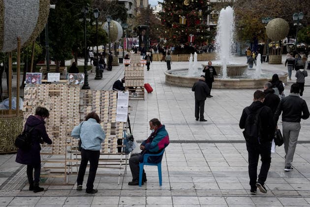 New Measures Against COVID-19 In Athens People seen wearing protected mask in the center of Athens, Greece on December 30, 2021. The new measures to limit the spread of the Omicron mutation came into force at 6:00 in the morning, after the record of 28,828 cases recorded on Wednesday. The restaurants and bars will close at 12:00 midnight and will not play music. Also is prohibition of organized parties in private or public places. The measures will be valid until January 16. Athens Greece  Copyright: xNikolasxKokovlisx originalFilename: kokovlis-notitle211230_npGXQ.jpg