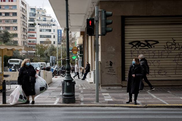 New Measures Against COVID-19 In Athens People seen wearing protected mask in the center of Athens, Greece on December 30, 2021. The new measures to limit the spread of the Omicron mutation came into force at 6:00 in the morning, after the record of 28,828 cases recorded on Wednesday. The restaurants and bars will close at 12:00 midnight and will not play music. Also is prohibition of organized parties in private or public places. The measures will be valid until January 16. Athens Greece  Copyright: xNikolasxKokovlisx originalFilename: kokovlis-notitle211230_np1rb.jpg