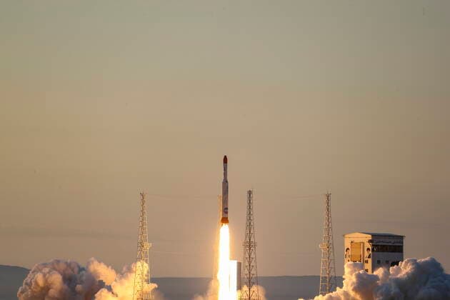 News Themen der Woche KW52 News Bilder des Tages December 30, 2021, UNKNOWN, UNKNOWN, IRAN: A handout photo released by Iran s Defence Ministry on 30 December 2021 shows an Iranian homemade Simorgh satellite rocket carrier, launches at an undisclosed location in Iran. Iranian defense ministry announced on 30 December 2021 that it had carried out a new space launch, adding that the Simorgh satellite launcher carried three research cargos into space. The Islamic Republic announced today it had carried out a new space launch, in a move likely to irk Western powers amid tough talks on reviving a 2015 nuclear deal. UNKNOWN IRAN - ZUMAi98_ 20211230_zih_i98_013 Copyright: xIranianxDefencexMinistryx