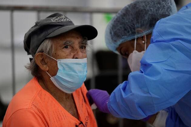 A person receives a dose of the vaccine against covid-19 during a vaccination day at the Albrook Mall in Panama City, Panama, 29 December 2021 (issued 30 December 2021). Panama will experience a critical period at the beginning of 2022 due to the omicron variant of covid-19, but it has to face it with vaccination, which is massively accepted by its population, which also uses the mask, the head of the National Secretariat of Science, Technology and Innovation (Senacyt), Dr. Eduardo Ortega-Barria, told Efe. Panama facing a critical period due to omicron that it will face with vaccination !ACHTUNG: NUR REDAKTIONELLE NUTZUNG! Copyright: xBienvenidoxVelascox AME6703 20211230-a471c04cde7b55dfe086d1b756213fd51c66a973