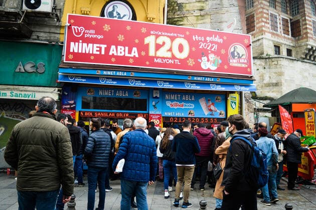 News Themen der Woche KW52 News Bilder des Tages Ahead of New Year People wait in line to buy lottery tickets in Eminonu district ahead of the New Year in Istanbul, Turkey, on Thursday, December 30, 2021. Istanbul Turkey gocherimagery211230_007  Copyright: xAltanxGocher GocherImageryx