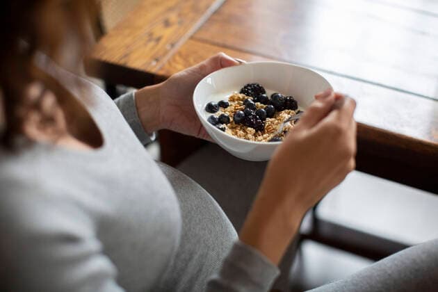 Midsection of woman having oats during breakfast at home Sweden, Stockholm, model released, property released Copyright: xMaskotx , MA91202