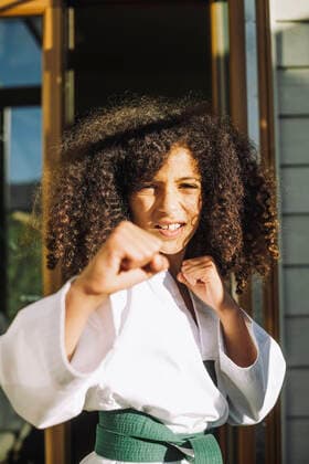 IMAGO Creative: Sport Dichotomien - Land und Wasser IMAGO Creative: Internationaler Frauenmonat, Mädchen im Sport Portrait of girl doing martial arts at home Sweden, Stockholm, model released, property released Copyright: xMaskotx , MA91342