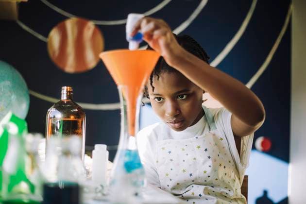 IMAGO Creative: Bildung, Wissenschaftserziehung Ambitious girl mixing chemical solution while learning science project at table Sweden, Stockholm, model released, property released Copyright: xMaskotx , MA91363