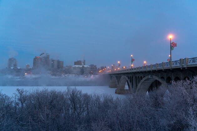 December 30, 2021, Saskatoon, SK, Canada: Steam rolls over the University Bridge on South Saskatchewan River during an extreme cold warning in Saskatoon, Sask., on Thursday, December 30, 2021. Due to a rush of Arctic air, unusually cold weather is observed in Western Canada. A bone-chilling temperature of -38C is recorded in Saskatoon on Thursday morning. Saskatoon Canada  - ZUMAc35_ 20211230_zaf_c35_004 Copyright: xHeywoodxYux