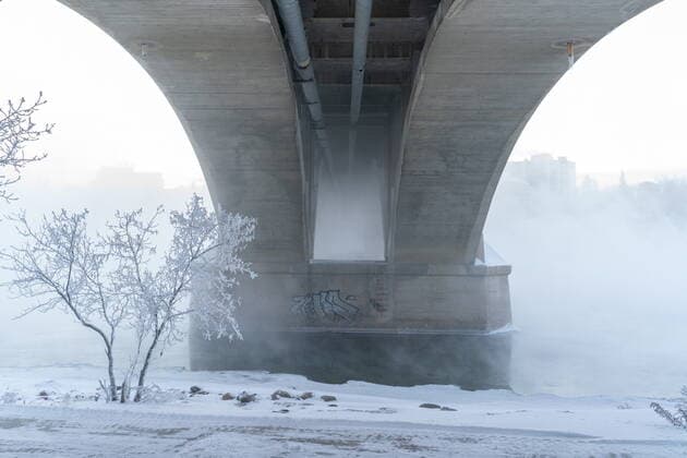 December 30, 2021, Saskatoon, SK, Canada: Steam rolls underneath the Broadway Bridge on South Saskatchewan River during an extreme cold warning in Saskatoon, Sask., on Thursday, December 30, 2021. Due to a rush of Arctic air, unusually cold weather is observed in Western Canada. A bone-chilling temperature of -38C is recorded in Saskatoon on Thursday morning. Saskatoon Canada  - ZUMAc35_ 20211230_zaf_c35_007 Copyright: xHeywoodxYux
