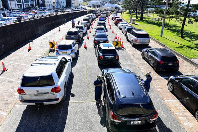 NSW CORONAVIRUS COVID19, Members of the public queue in their cars for a COVID-19 PCR test at the St Vincent?s Drive-through Clinic at Bondi Beach in Sydney, Friday, December 31, 2021. NSW will begin moving to rapid testing and shorten isolation periods amid surging COVID-19 case numbers and testing delay. ( NO ARCHIVING, EDITORIAL USE ONLY, NO USE IN BOOKS WITHOUT CONSENT SYDNEY NSW AUSTRALIA  Copyright: xBIANCAxDExMARCHIx 20211231001609907791